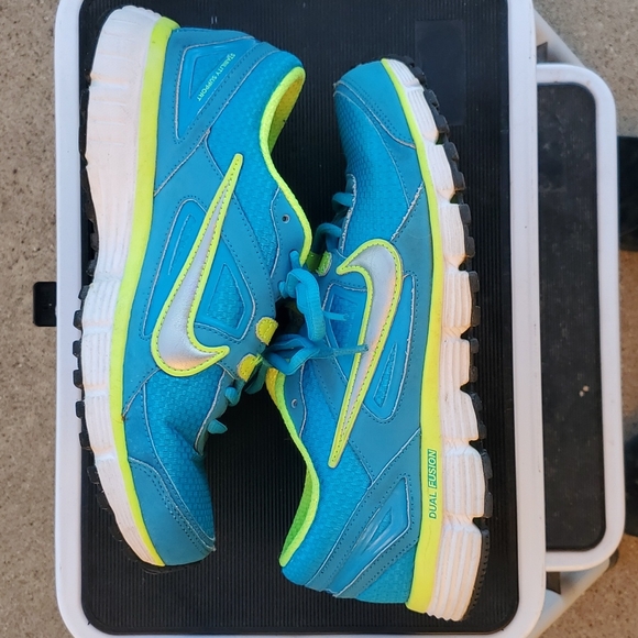 Wms Nike sneakers sz 9 - Picture 3 of 10